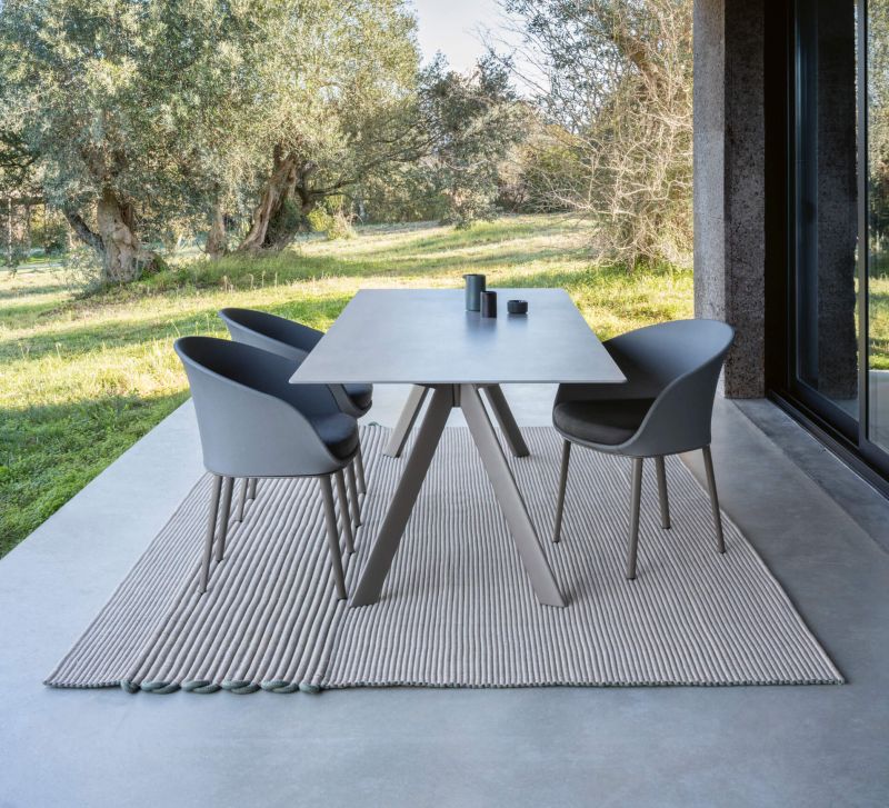 Fauteuil de repas design et confortable en aluminium de la collection Blum par Expormim à Marseille