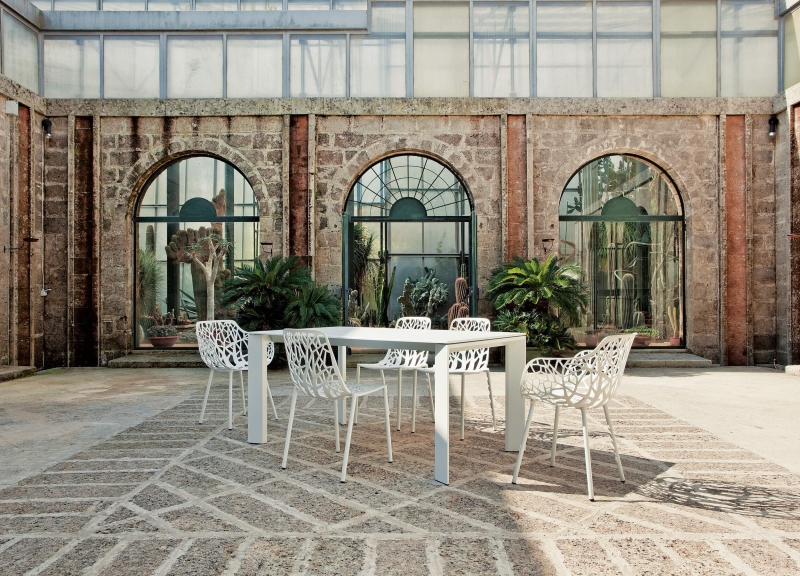 Chaises et fauteuil Forest blanc par Fast à Nice