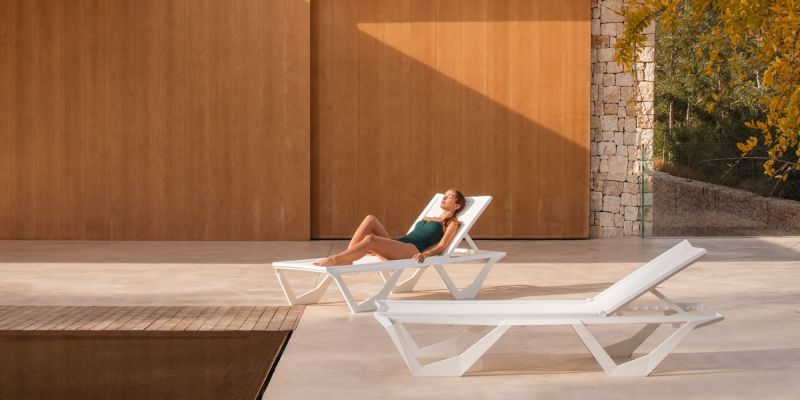 Bain de soleil avec empiètement design blanc Voxel par Vondom à Cannes